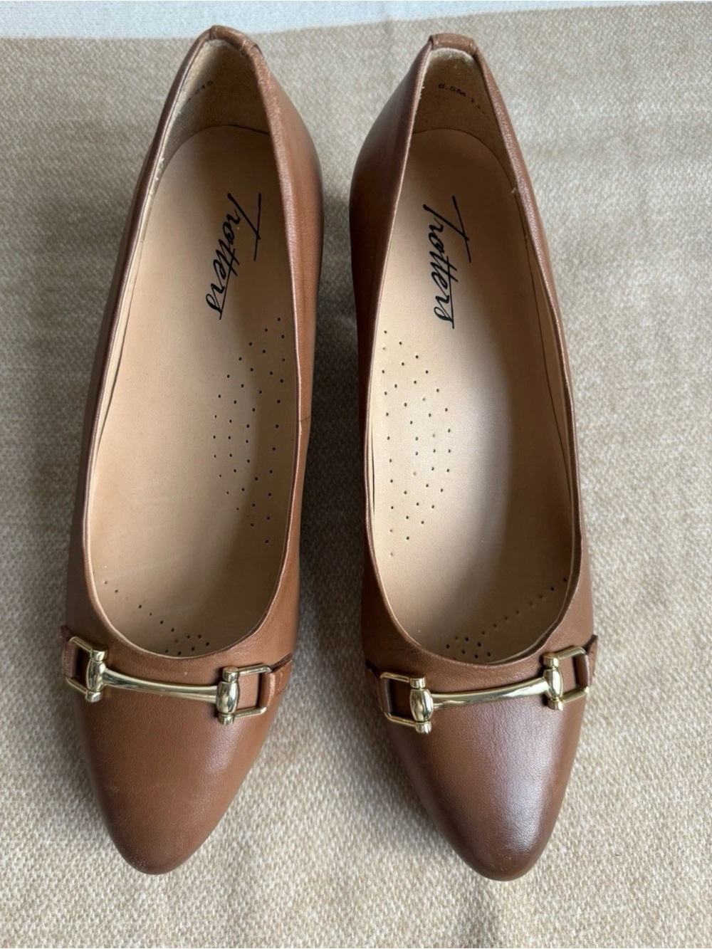 Trotters Women's luggage Pointed-Toe pump Gold Buckle